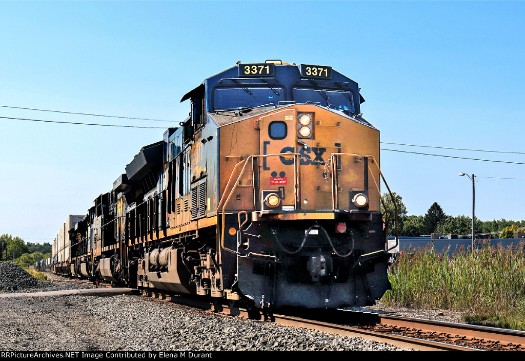 CSX 3371 on I-157